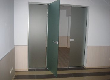 Цельностеклянные перегородки с распашными дверями