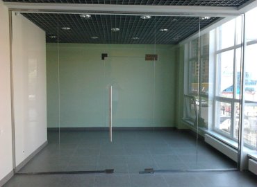 Цельностеклянные перегородки с маятниковыми дверями